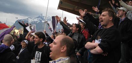 2 000 skrikande personer går på fotboll – för att se Austria Salzburg i division sex.