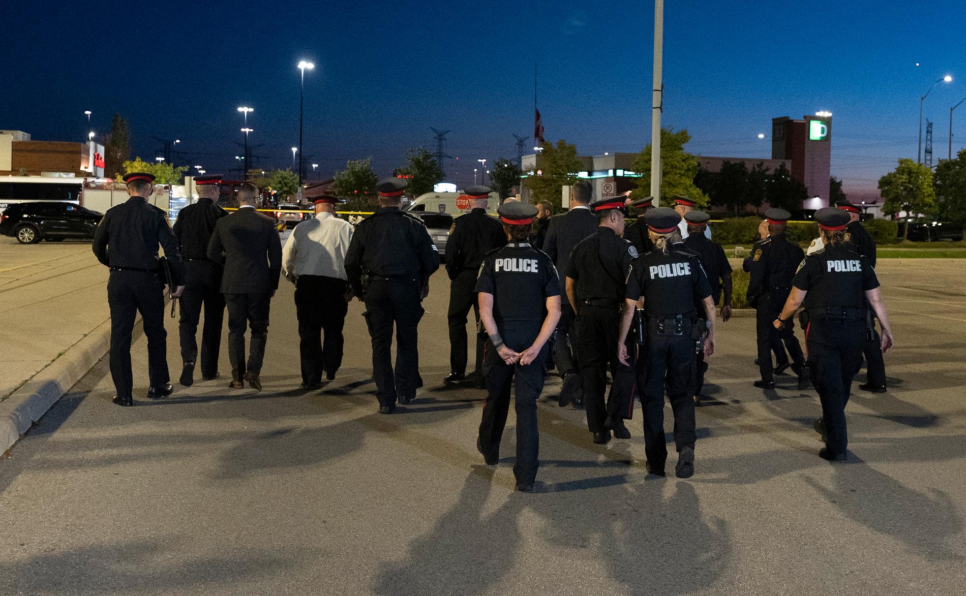 Poliser lämnar en presskonferens efter dödsskjutningen i staden Mississauga i Kanada.