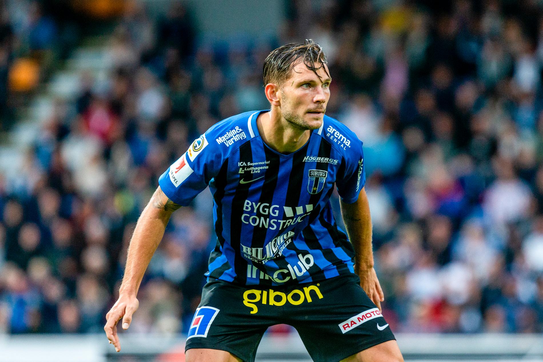 Robert Åhman Persson avslutar sin fotbollskarriär på grund av knäproblem. Arkivbild