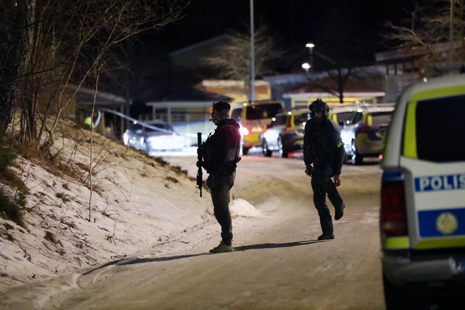 Polis på plats efter nattens skjutning i Tullinge.