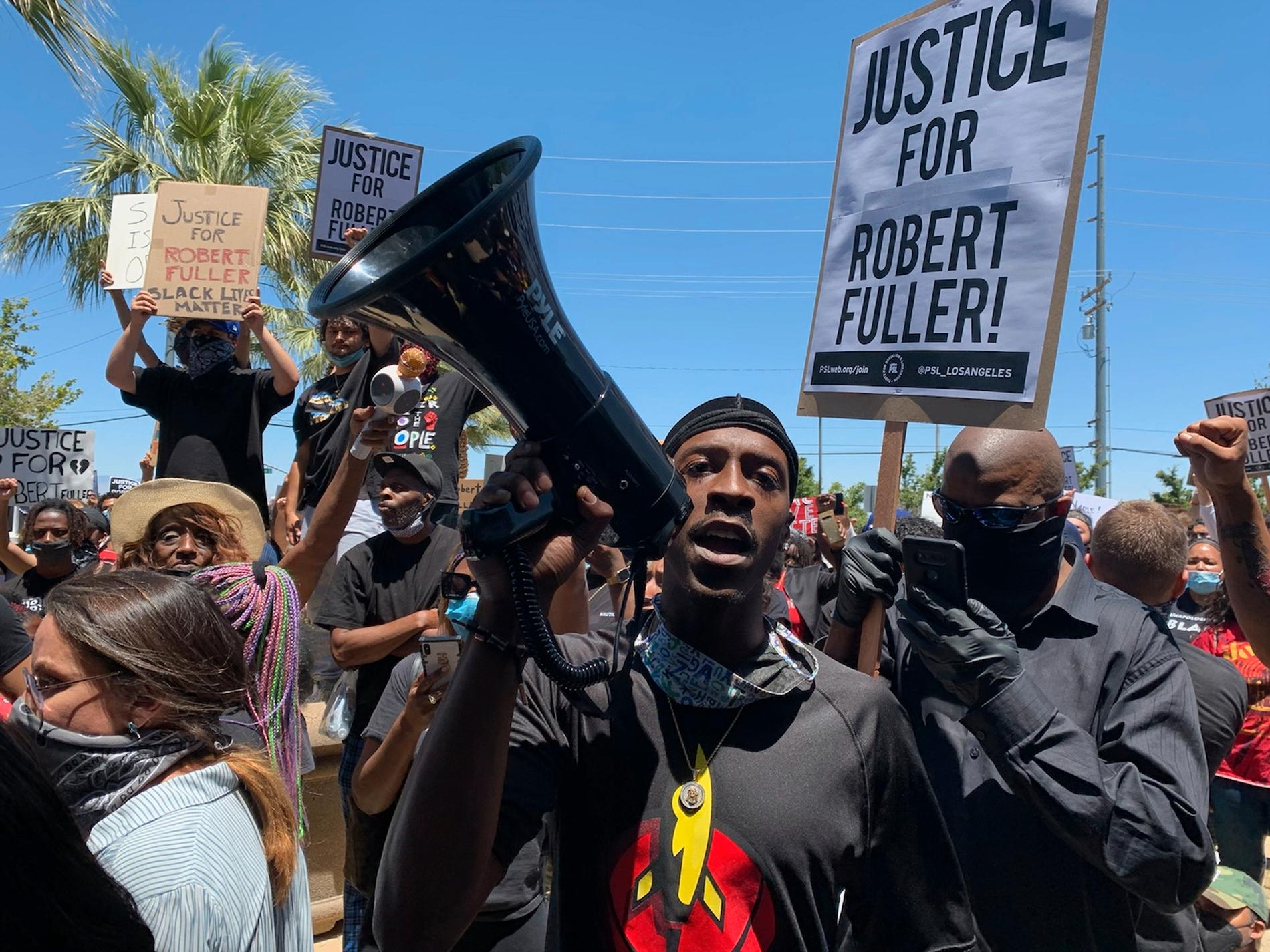 Demonstranter kräver utredning utanför City Hall i Palmdale, Kalifornien efter att två svarta män på kort tid hittats hängda.