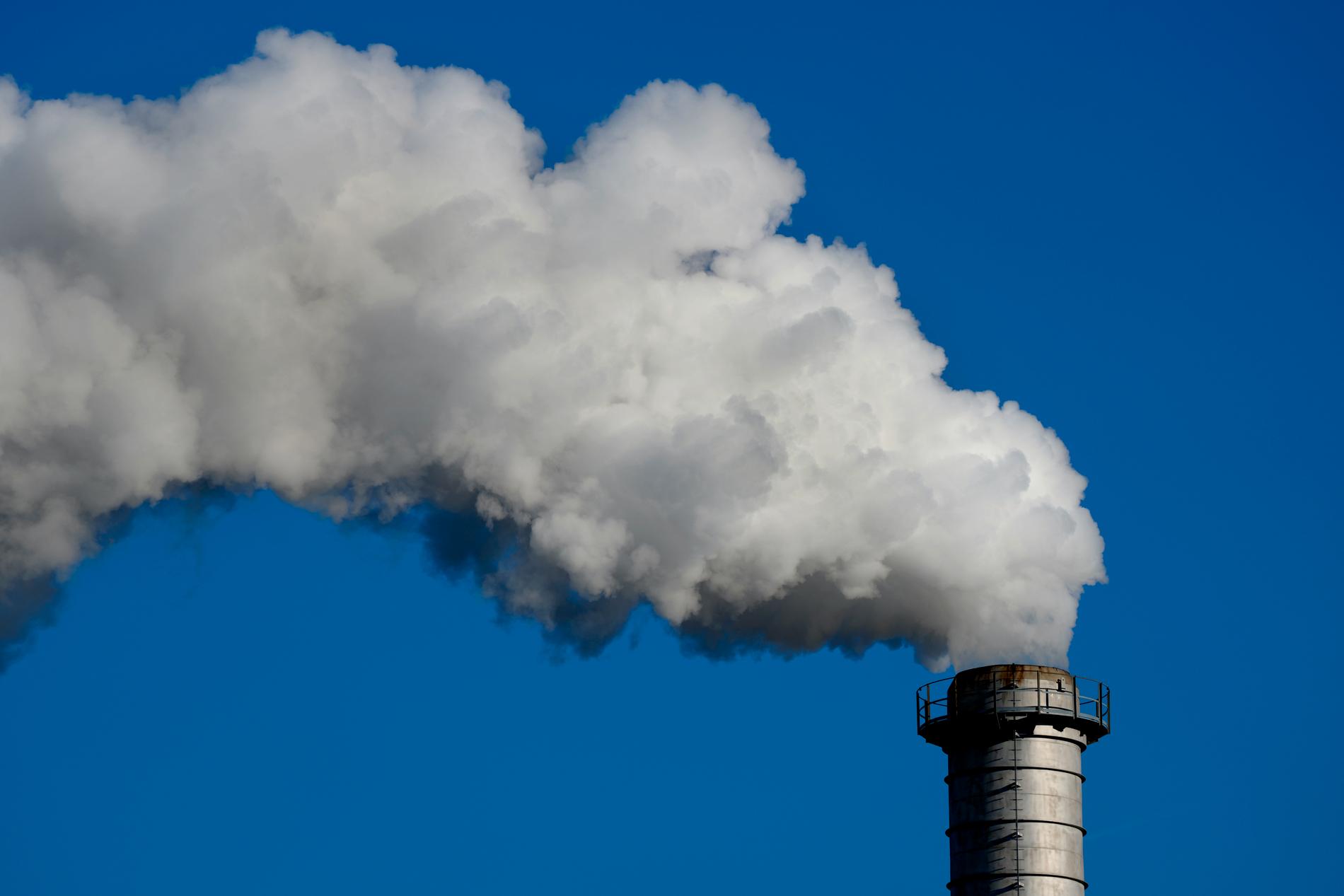 Rök stiger från en fabrik i Heiligengrabe i Tyskland. EU-parlamentet har nu röstat om sin linje på hur handeln med utsläppsrätter ska se ut i framtiden. Arkivfoto.