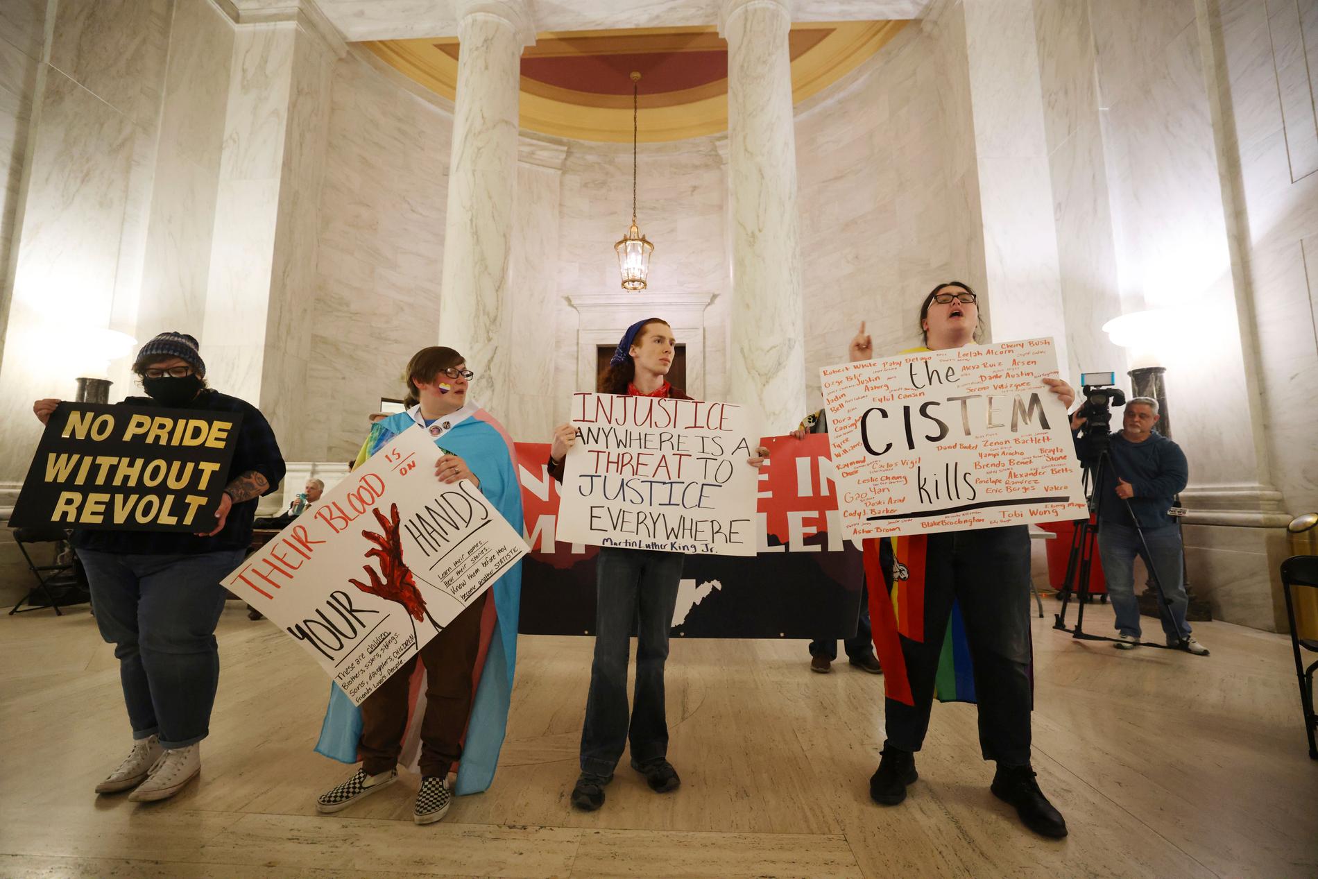 Transaktivister protesterar i West Virginias delstatshuvudstad Charleston.