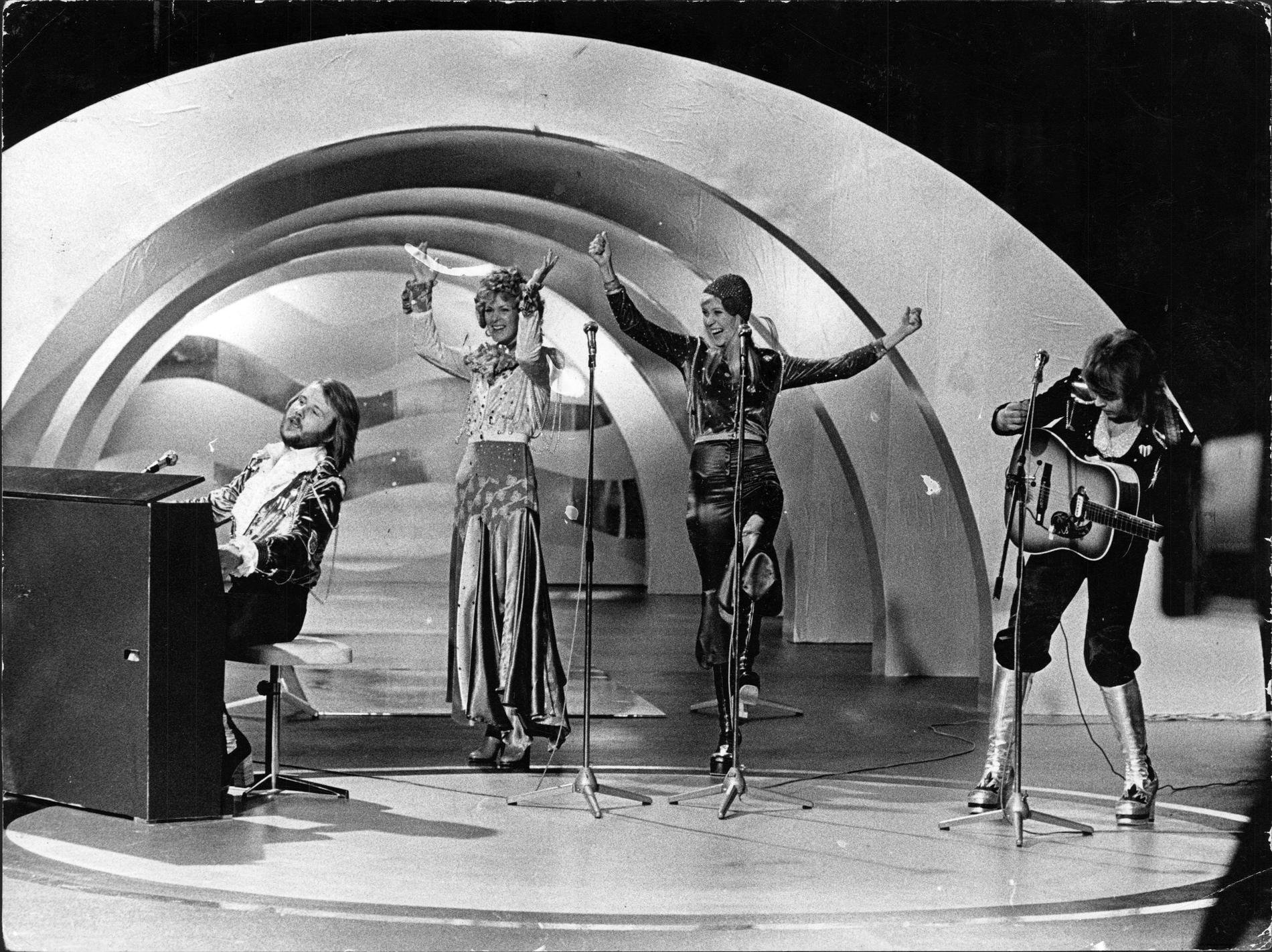 Abba framför ”Waterloo” i Melodifestivalen 1974.
