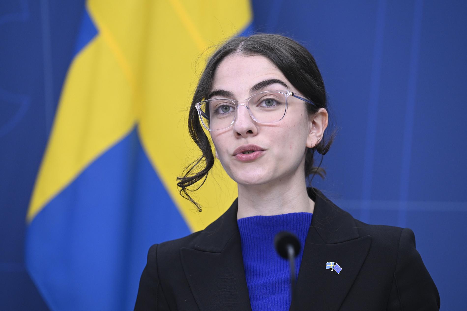 Miljöminister Romina Pourmokhtari (L) har deklarerat att ingen majbrasa är hotad i Sverige. Men ändå verkar det osäkert.