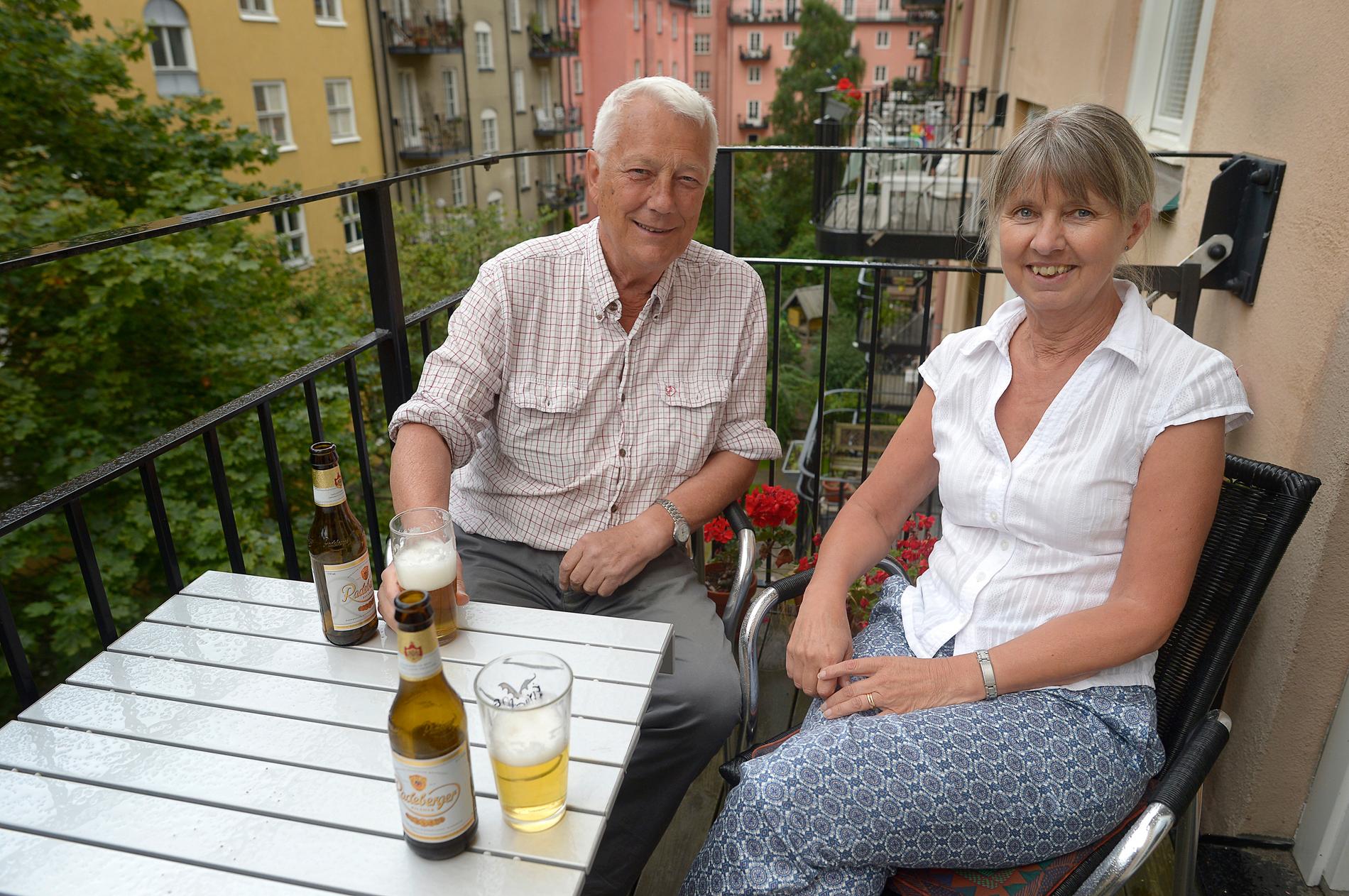 Firar på balkongen  Pensionären Hasse Hagberg och hustrun Ing-Britt Östberg tar varsin öl på balkongen. Nästa år väntar tillskott i hushållskassan.