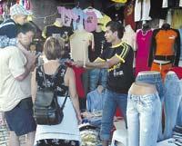 Försäljarna är påstridiga på gatan i Side. Utbudet av kopior är stort i Turkiet. Och billigt är det.