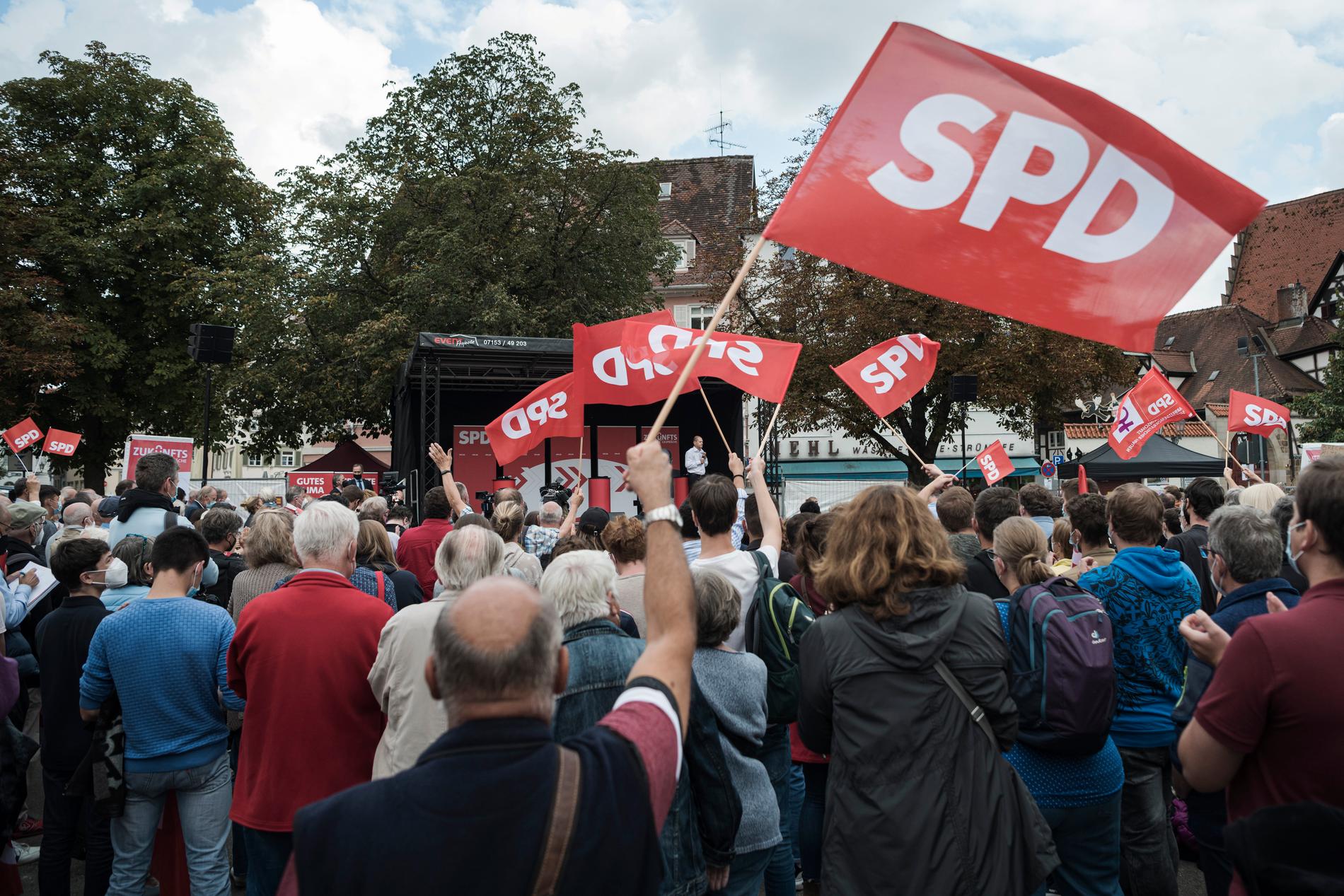 SPD:s Olaf Scholz håller tal i staden Essingen utanför Stuttgart.