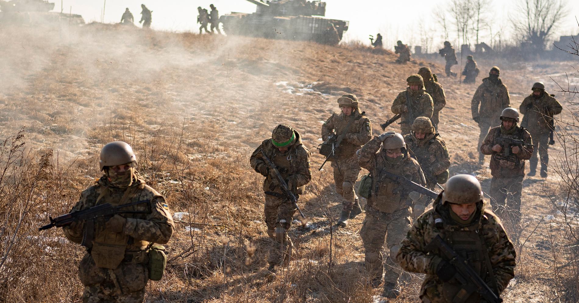 Ukrainska soldater från tredje stridsvagnsbrigaden deltar i en övning inte långt från froten, i närheten av Charkiv, den 23 februari 2023. 