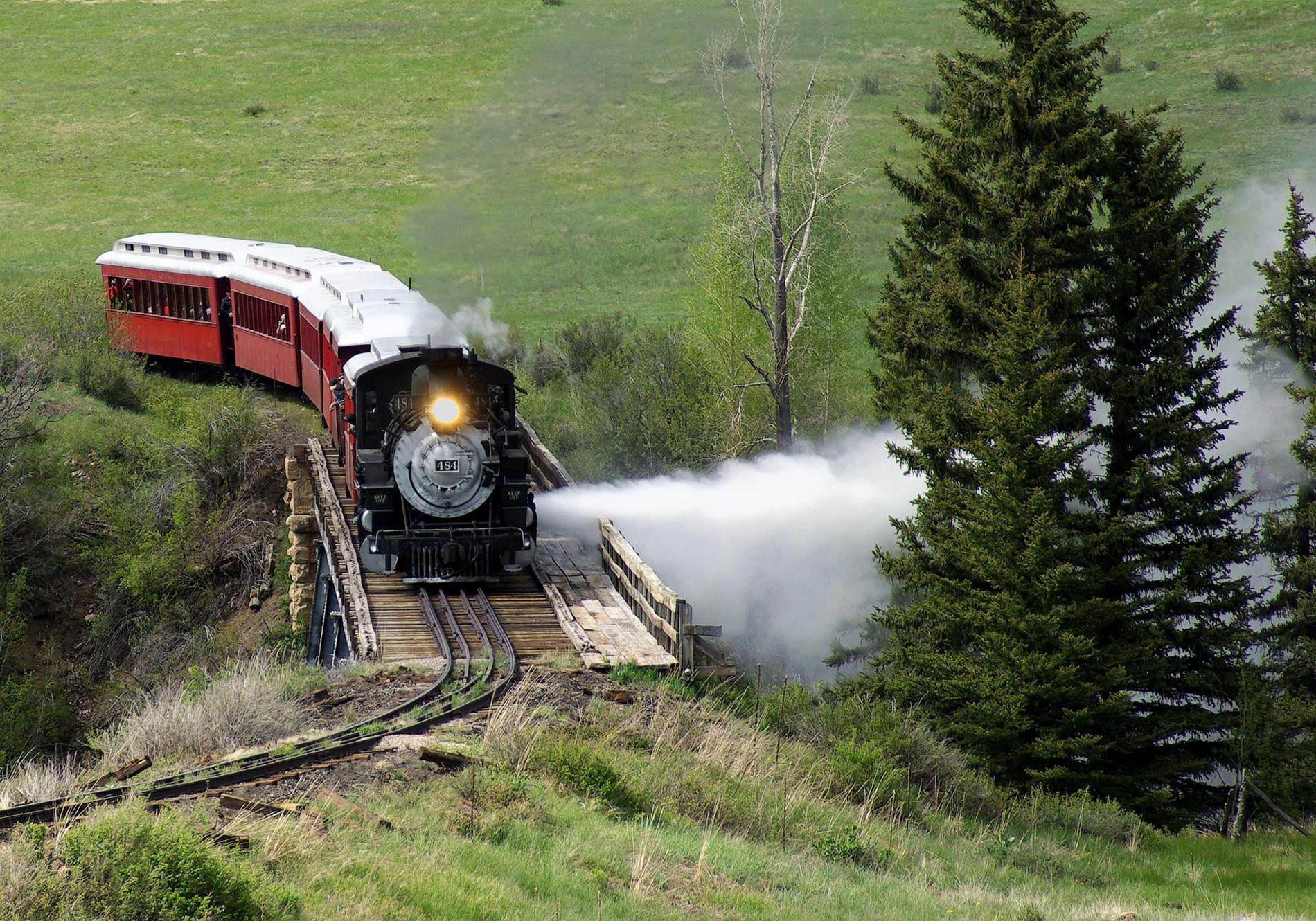 The Cumbres and Toltec Scenic Railroad, USA I södra delen av Klippiga bergen förbinder det här vackra gamla tåget Chama i New Mexico med Antonito i Colorado. Cumbres Pass längs vägen är USA:s högsta tågpunkt, 3050 meter över havet.
 Kolla in billigaste flygen till USA här.