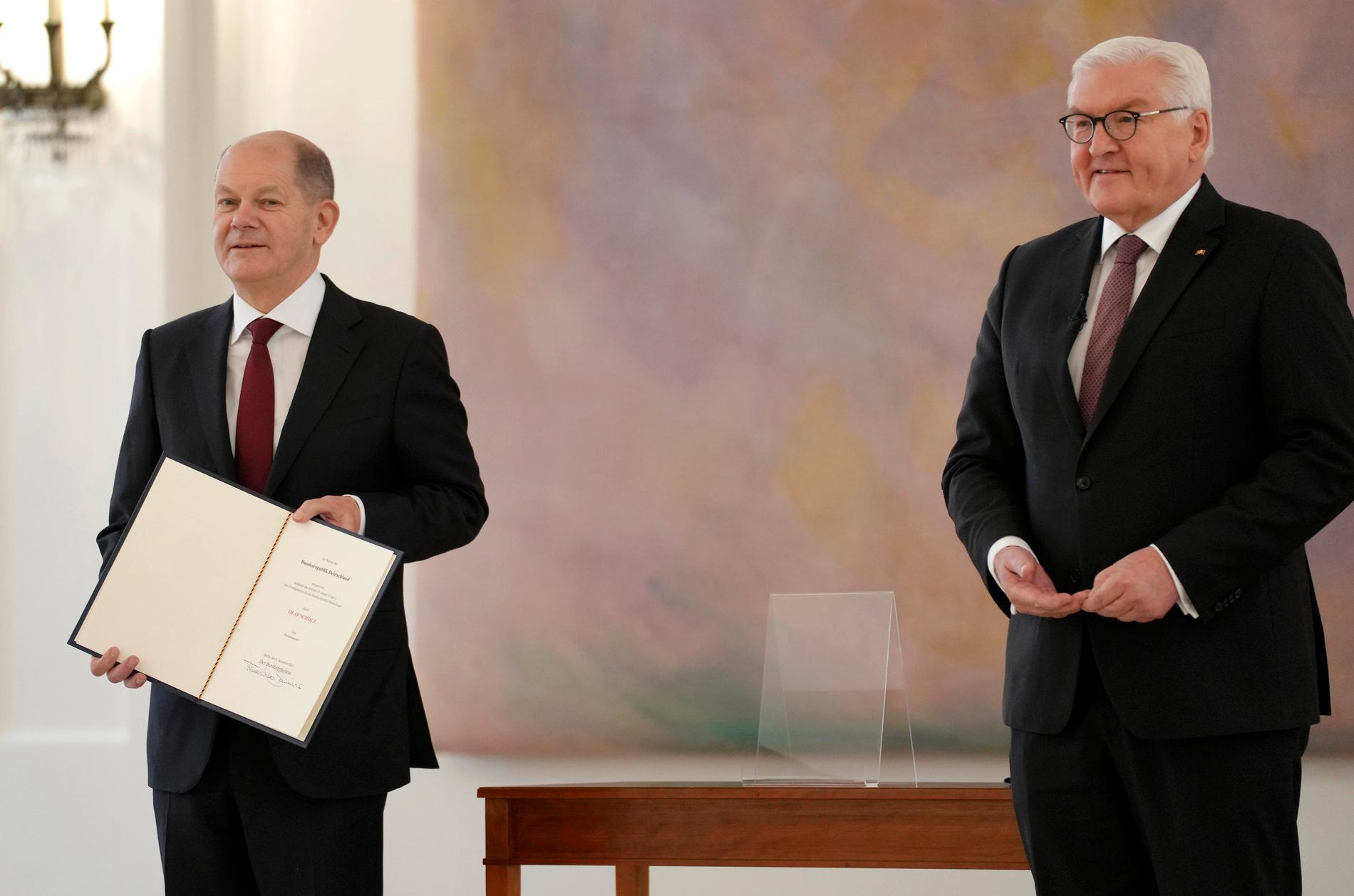 Olaf Scholz tillsammans med förbundspresident Frank-Walter Steinmeier, efter överräckandet av utnämningsurkunden.