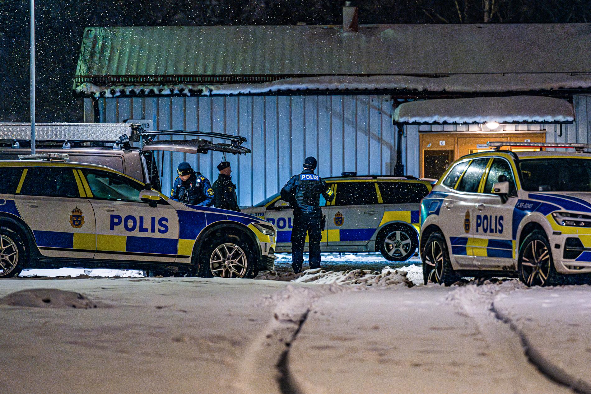 Tre personer skadades i lördags kväll vid en skjutning i ett bostadsområde i Hovsjö i Södertälje.