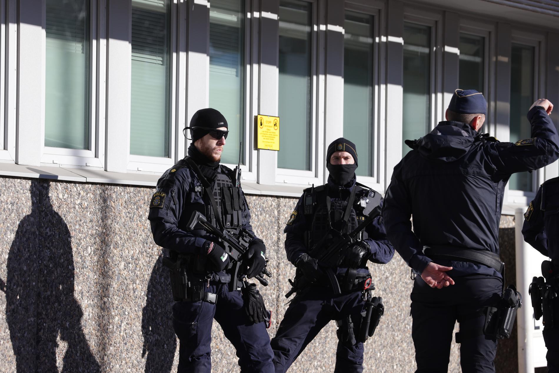 Polis med förstärkningsvapen utanför polishuset i Norrköping efter gårdagens mordförsök på en polis.