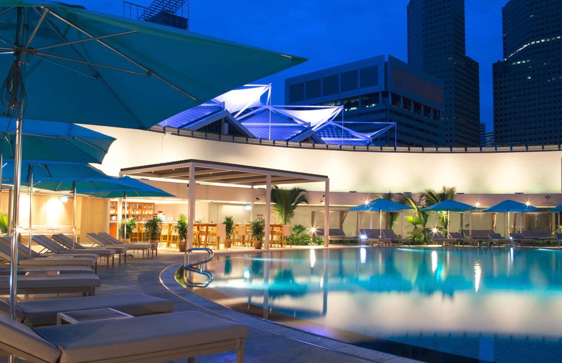 På det femstjärniga lyxhotellet Pan Pacific i Singapore bodde Patrick Reslow i en svit på 79 kvadratmeter. Enligt hotellet var det bokat för hela hans familj - men skattebetalarna stod för hela notan. 