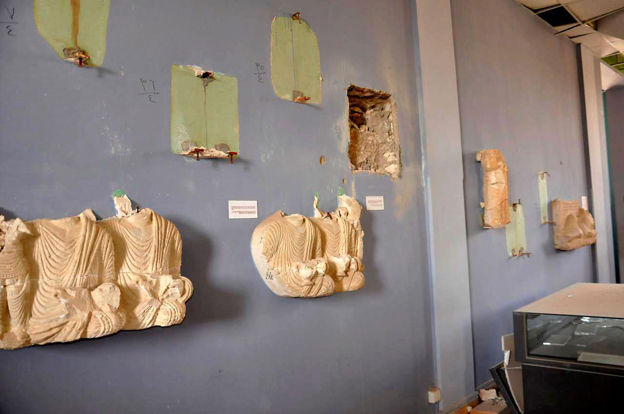 Enligt AP har IS-extremister förstört statyer och reliefer inne på museet.