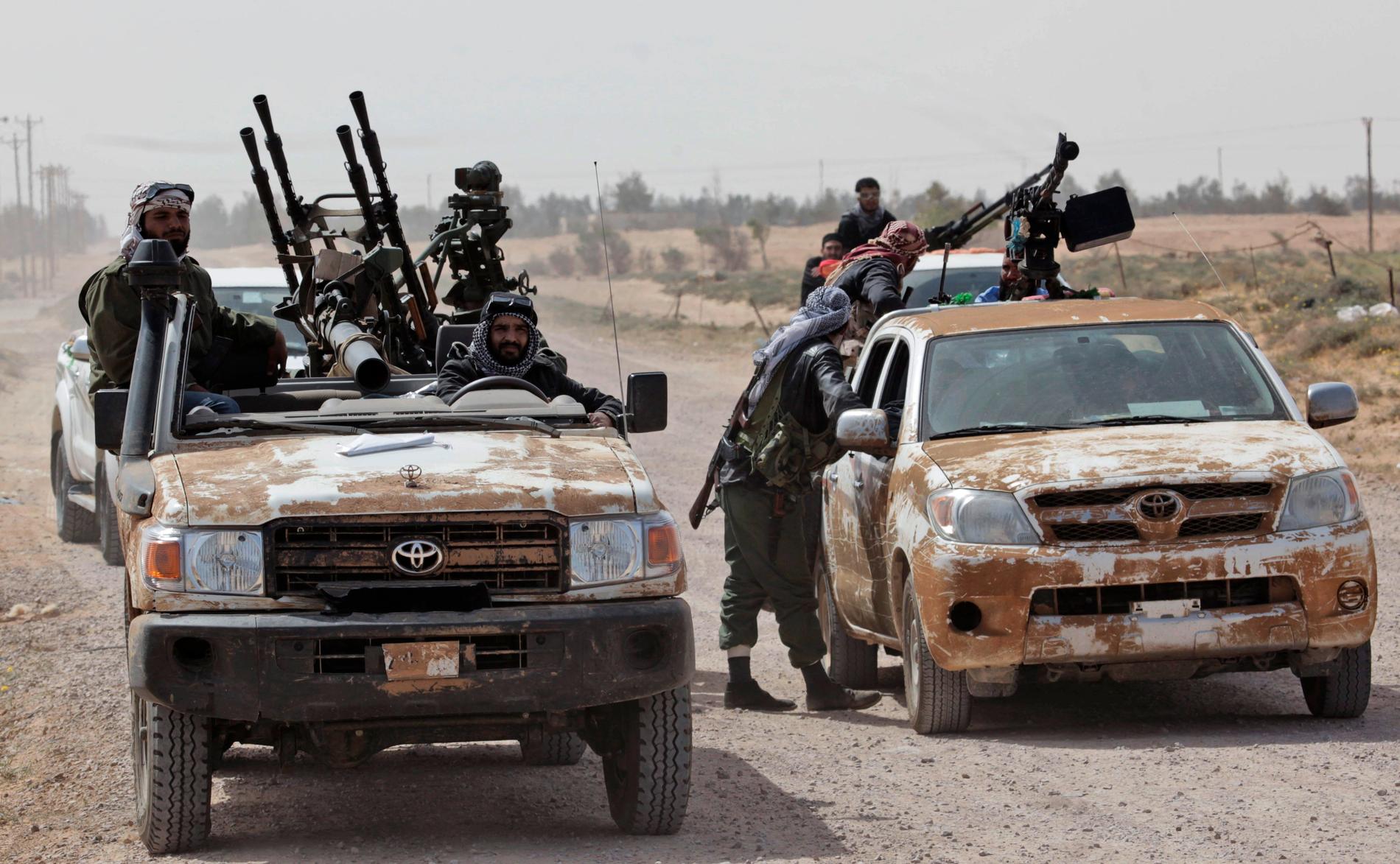 Rebellerna tvingas fly när de attackeras av Gaddafis tungt beväpnade styrkor.