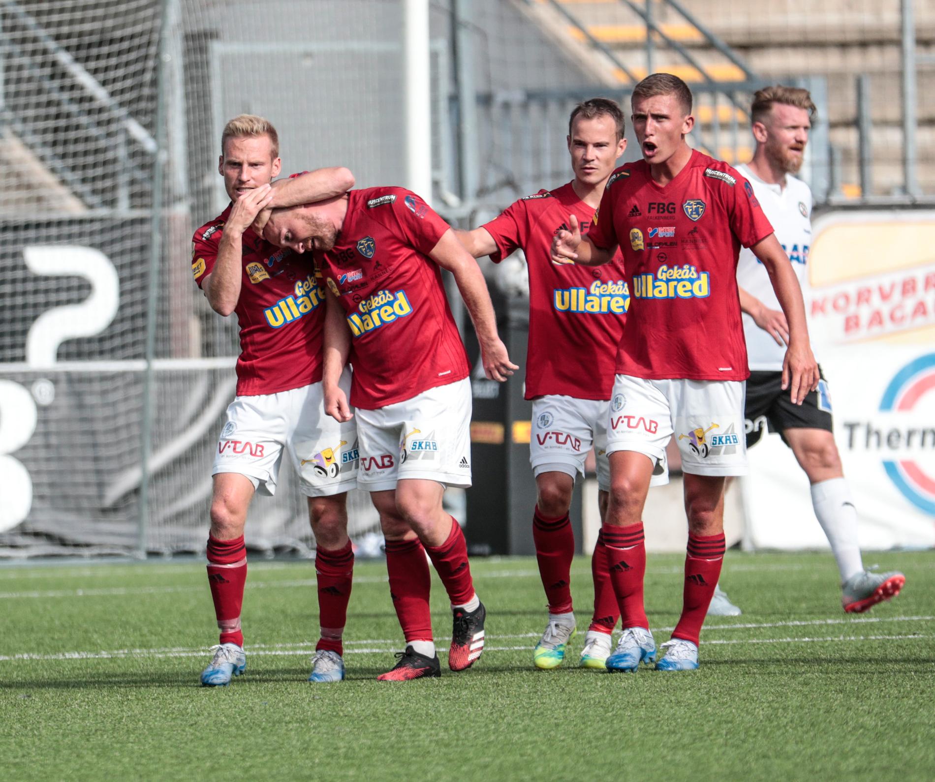Falkenbergs Christoffer Carlsson kramas om efter straffmålet till 2–1 i 89:e minuten mot Örebro.
