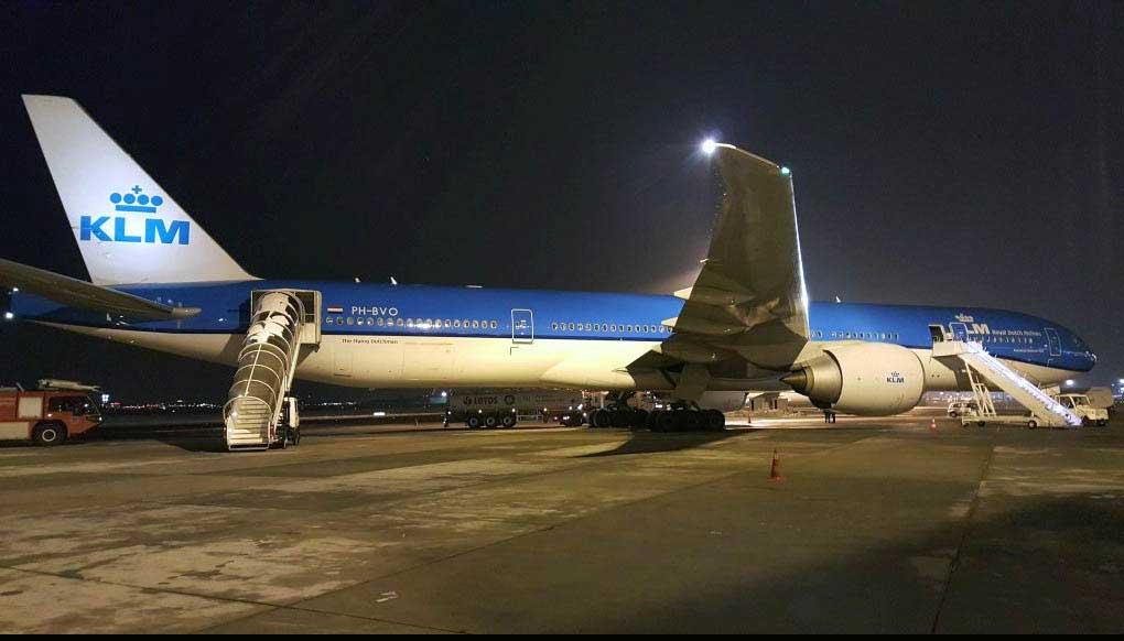 KLM:s flight mellan Amsterdam och Bangkok fick nödlanda i Warshawa på grund av att en passagerare försökte öppna flygplansdörren i luften.