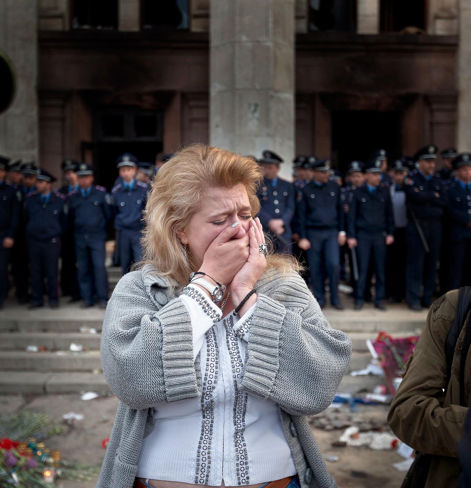 Sorg i odessa En gråtande kvinna utanför fackföreningsbyggnaden i Odessa där 40-talet proryska aktivister brändes ihjäl. Foto: AP