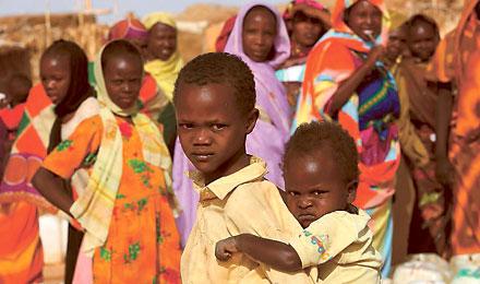 OMFATTANDE FREDSINSATS FN:s beslut om att tillåta en fredsinsats i Darfur innebär att man skickar en styrka på 26 000 soldater och poliser för att skydda civila och hjälparbetare.