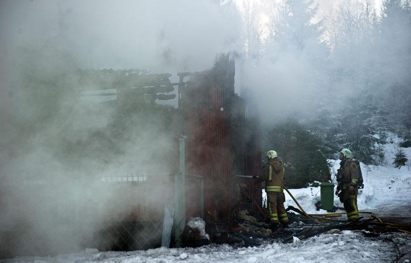 Dog i nattlig brand Två personer omkom i en brand på en bondgård strax utanför Mölndal, söder om Göteborg.