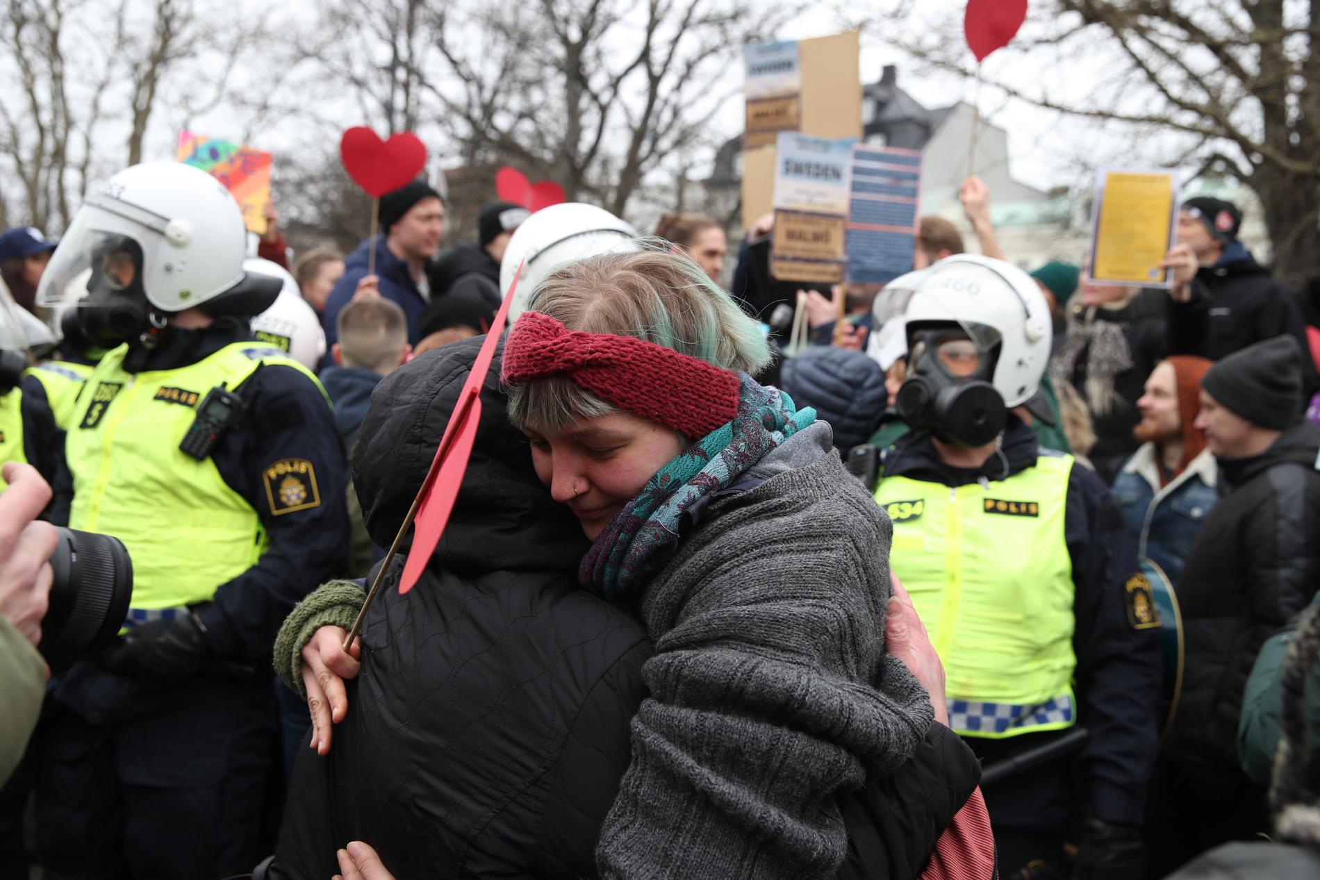 Demonstranter i Malmö viftade med hjärtan och blommor och hävdade sin rätt att kramas. Polisen använde hästar för att skingra dem, men det hela gick över lag lugnt till, enligt Aftonbladets reporter på plats.
