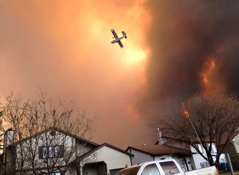 Tusentals evakueras undan skogsbranden i Kanada.