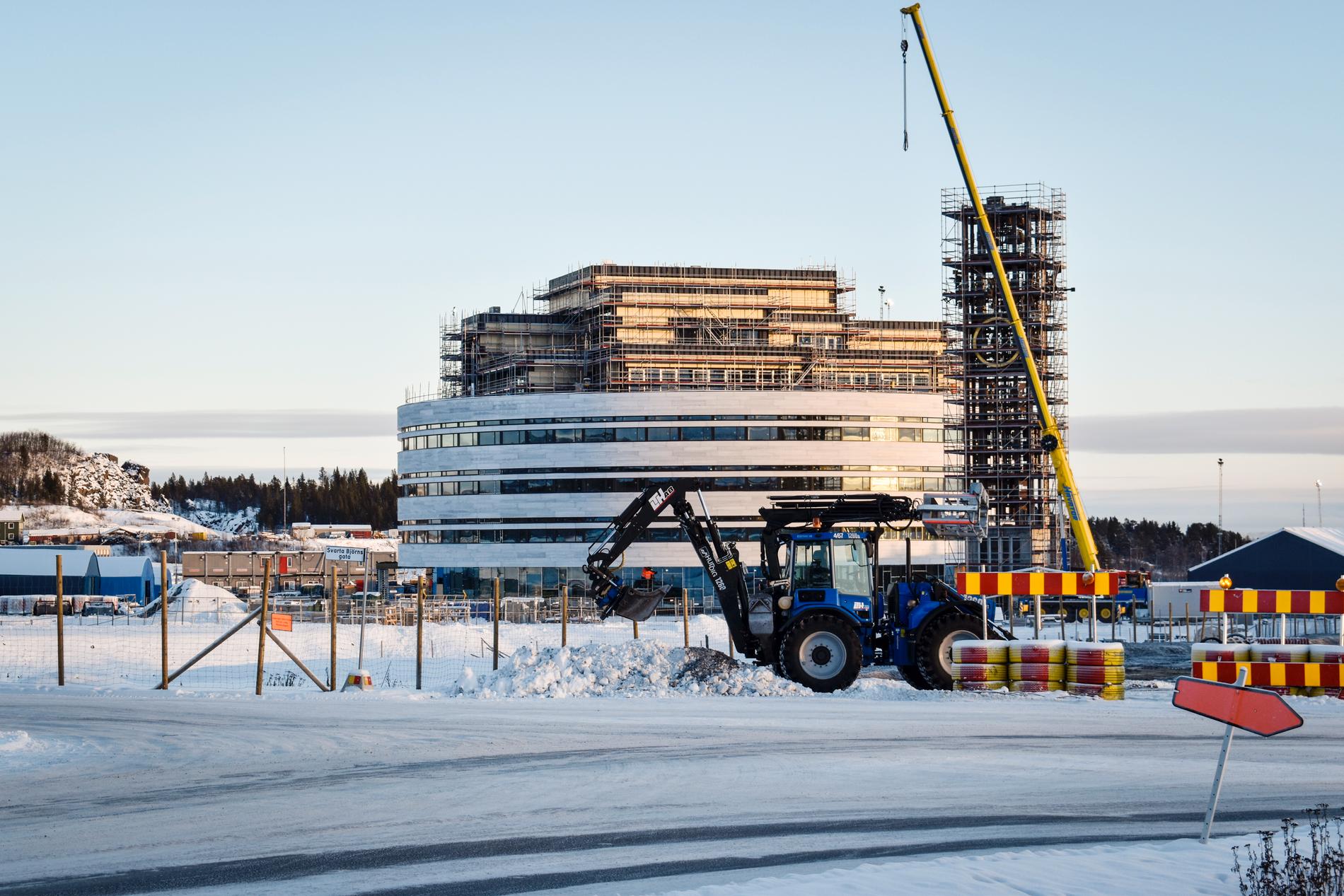 Bygget av Kirunas nya stadshus och det gamla klocktornet i november 2017. I dag invigs det. Arkivbild.