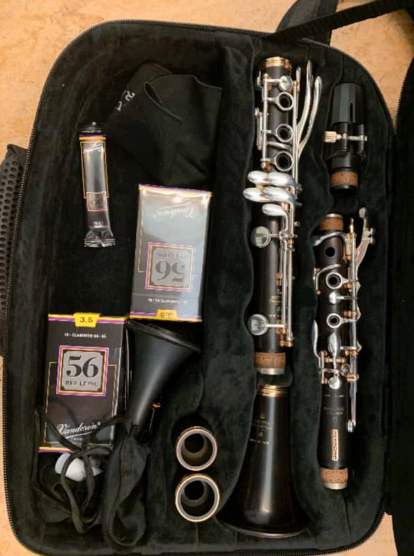 Spelaren försökte sälja den stulna klarinetten i en musikaffär.