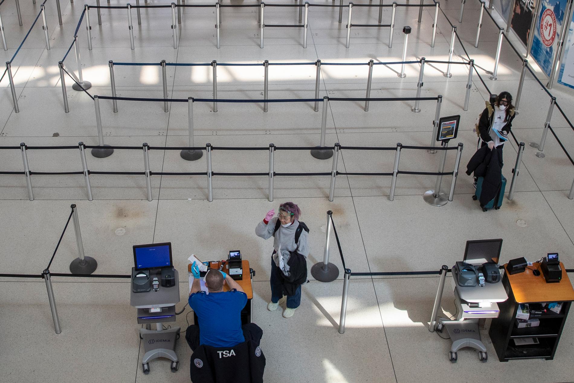 En enstaka resenär med munskydd på jätteflygplatsen JFK i New York. USA har infört reserestriktioner på grund av viruspandemin, nu vill president Donald Trump stoppa all invandring.