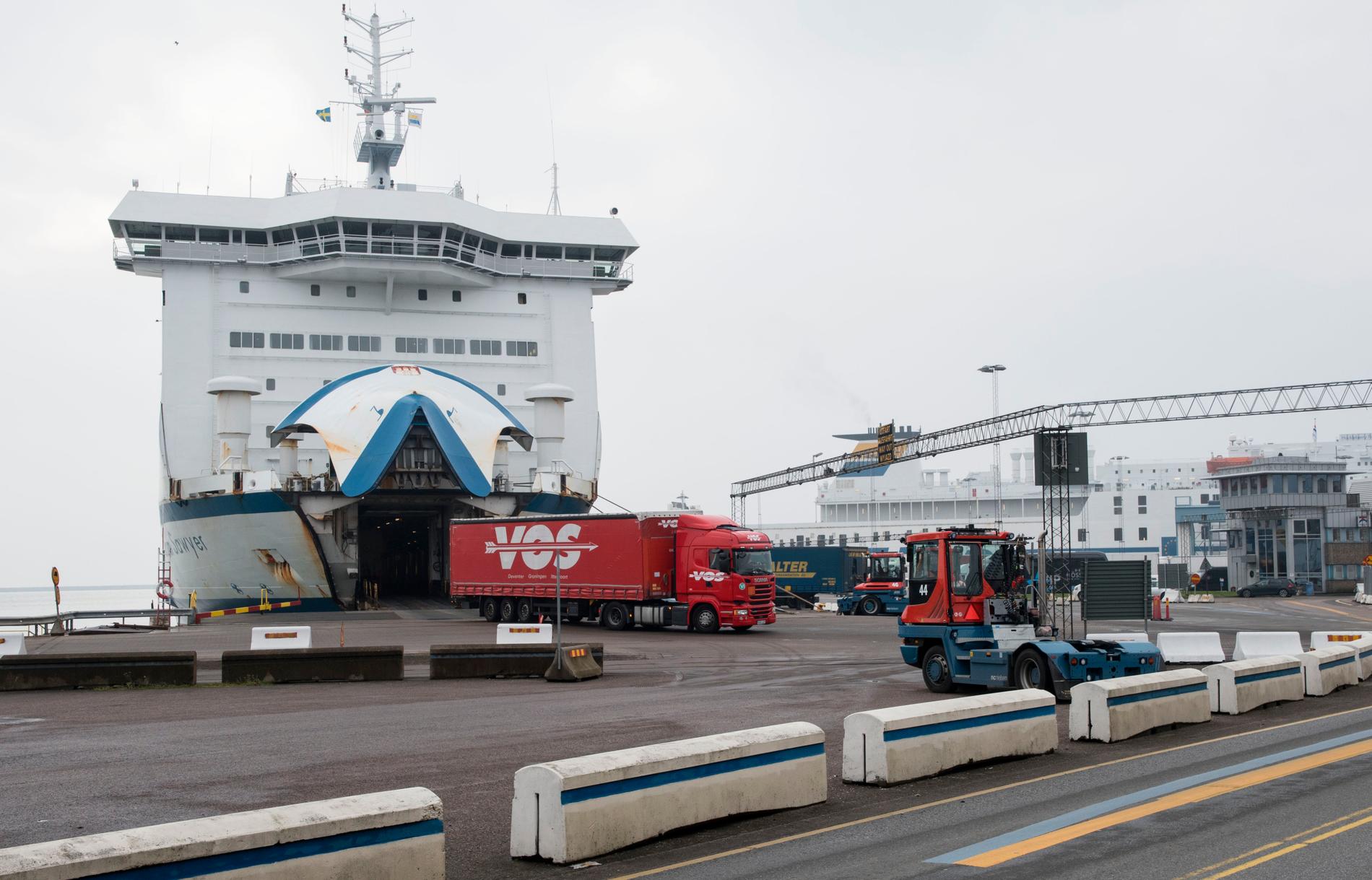 Lastbilar rullar av färja i hamnen i Trelleborg. Arkivbild,