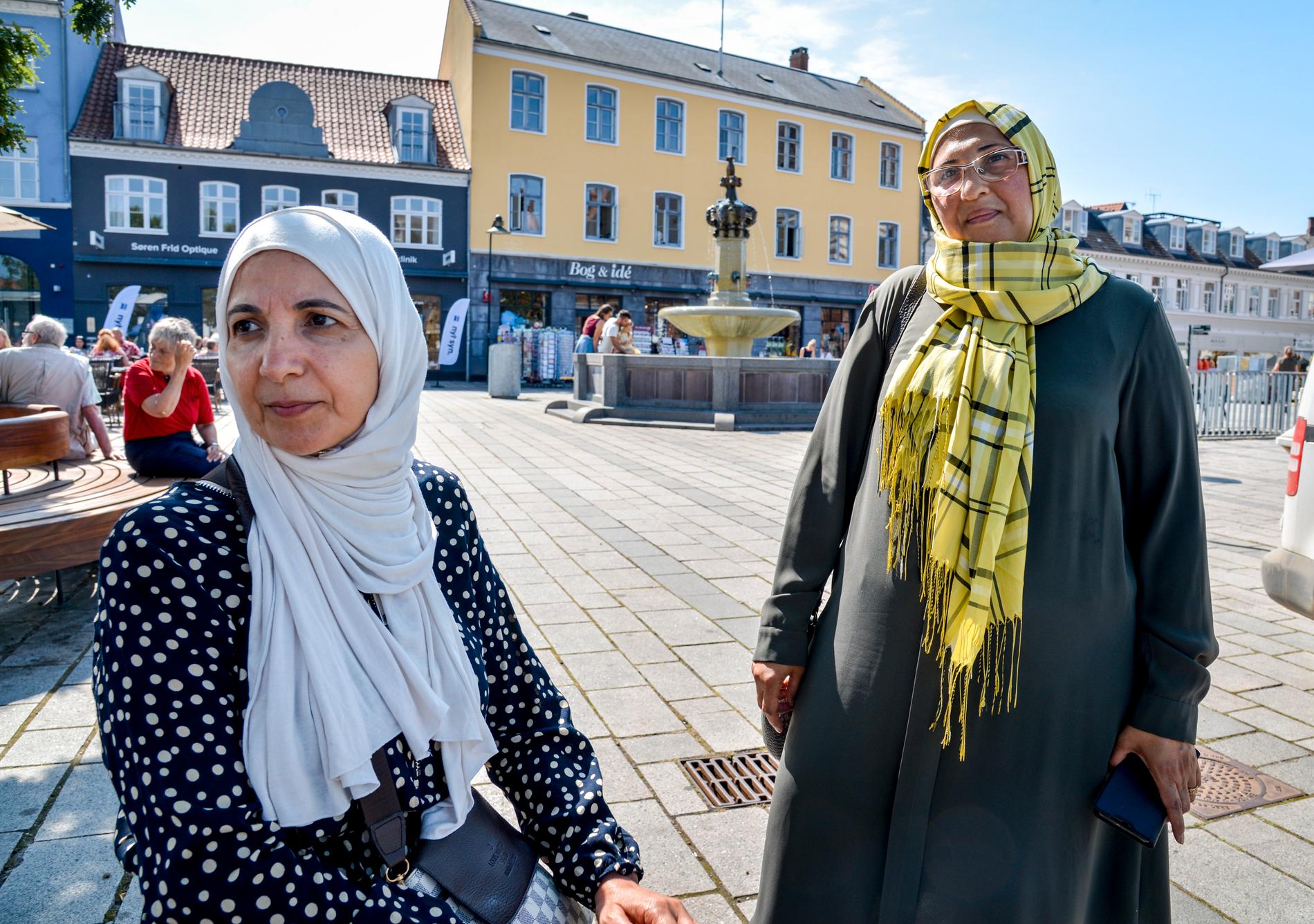 Väninnorna Rola Ellaham (t v) och Mona Hossin (t h) på Stændertorvet i Roskilde.