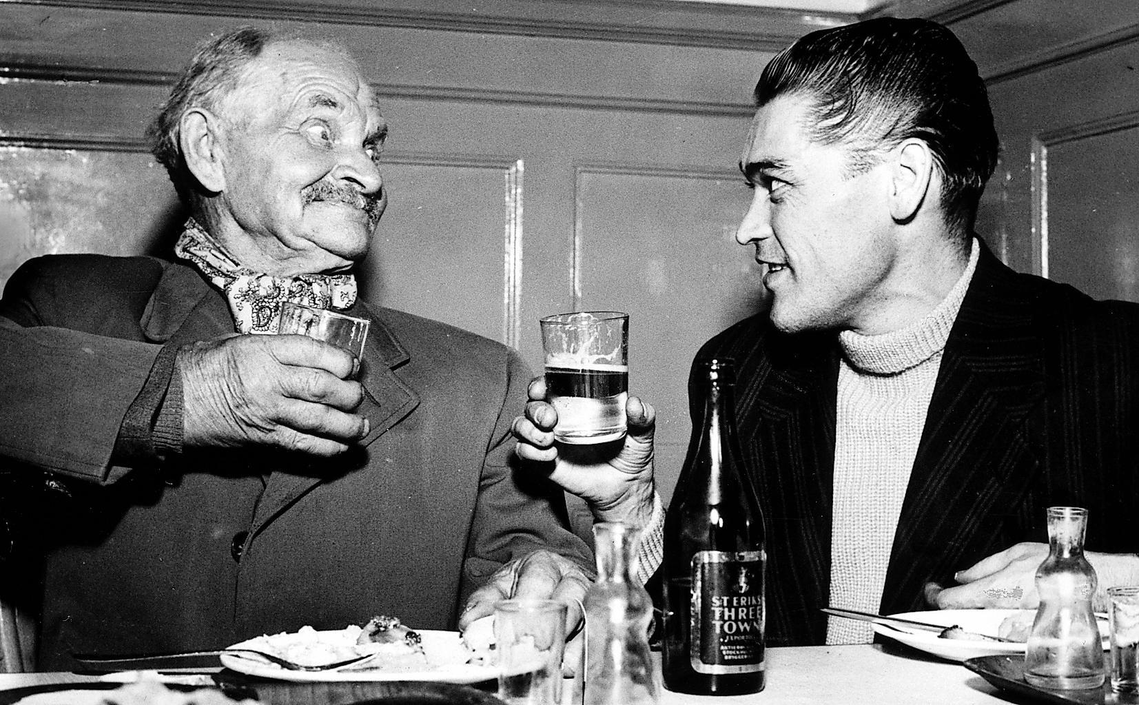 Två herrar på restaurang 1955. Ölkaféer hade öppet mellan 6 och 18 och serverade ingen öl starkare än klass II.