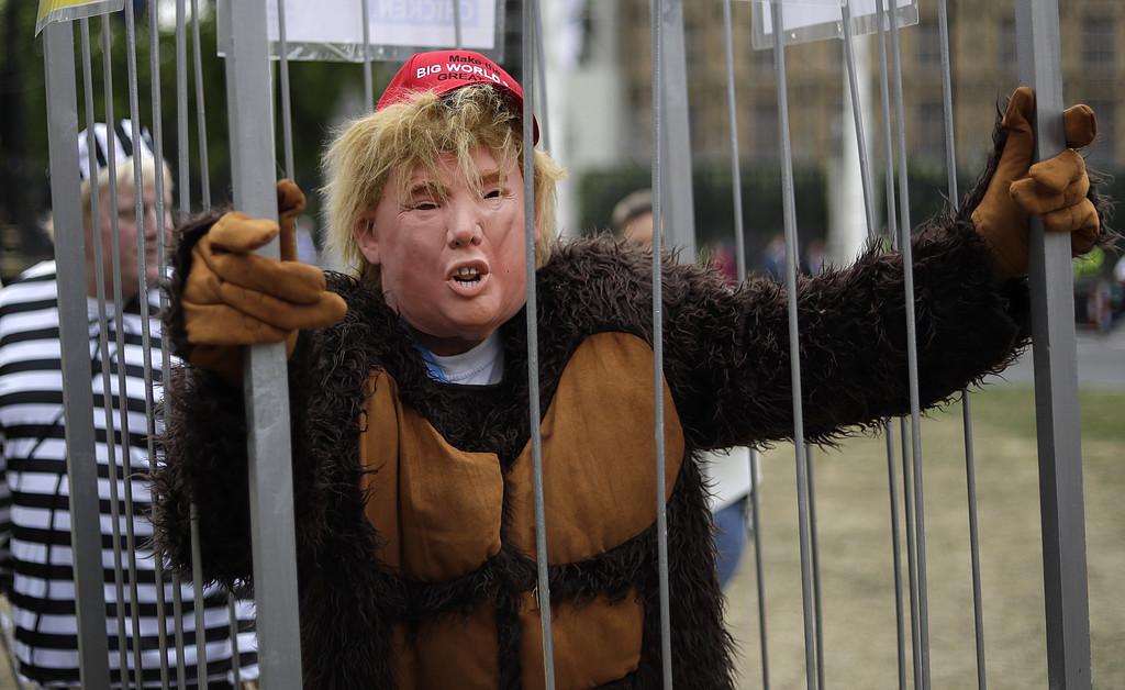 Demonstrant utklädd till en gorilla-lik Donald Trump hänger vid Parliament Square i London