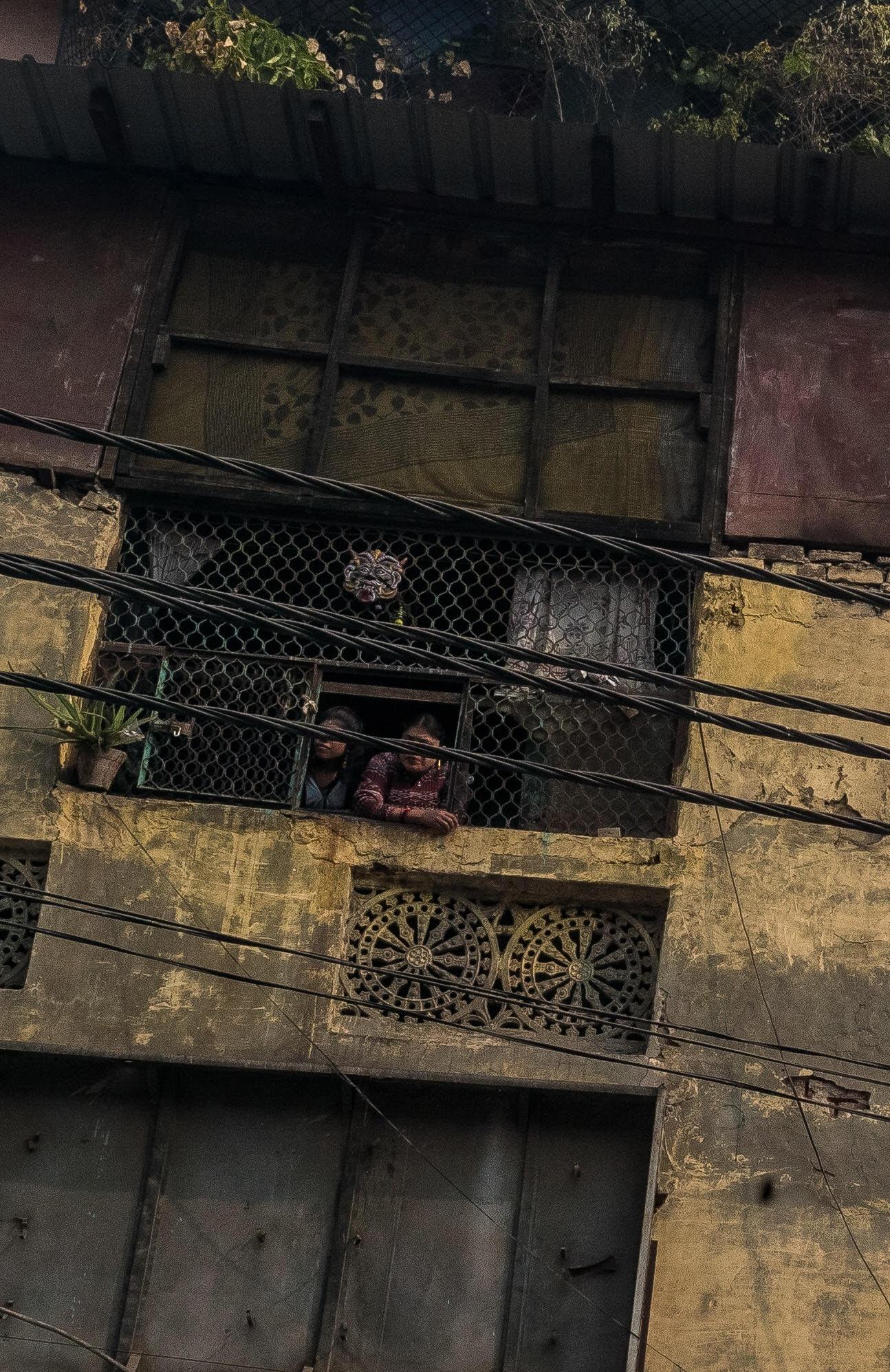 Överallt i fönstren står unga flickor och försöker att locka till sig män. Uppemot 11000 kvinnor och barn jobbar i Indiens största bordellområde.