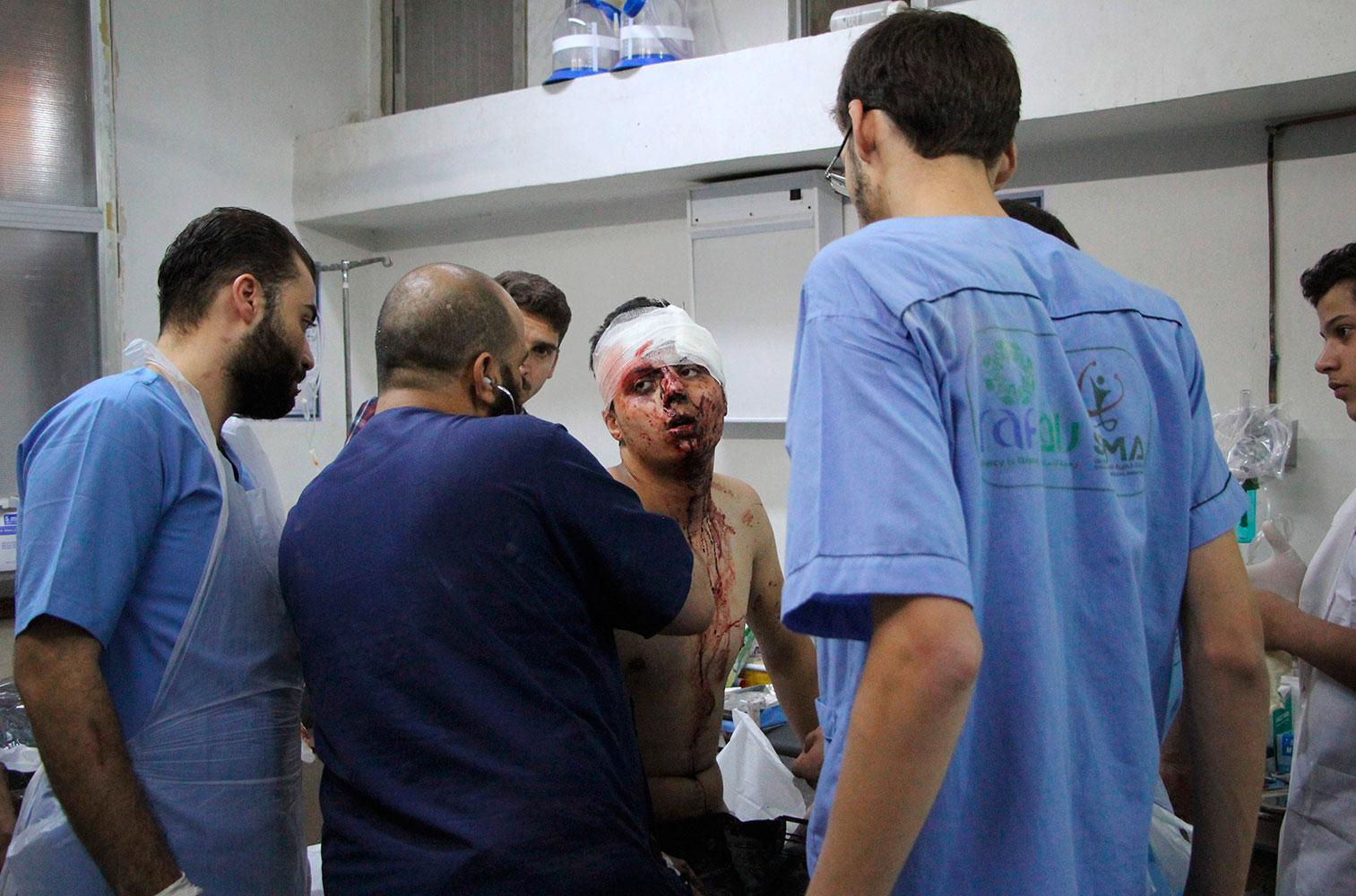 En i Idlib får vård på ett sjukhus i områden som kontrolleras av oppositionen, efter att de bombats av regimen.