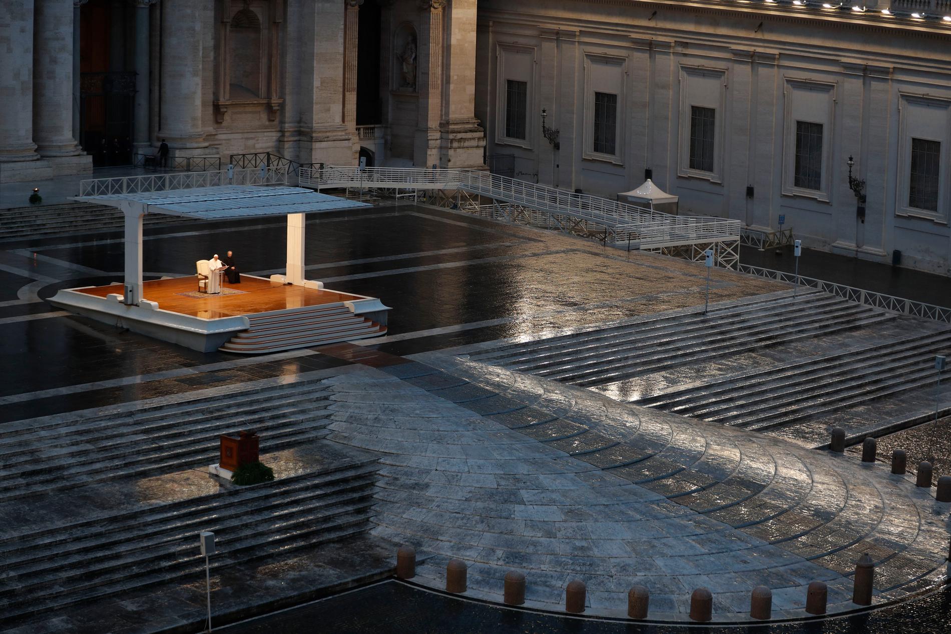 Petersplatsen i Vatikanstaten var helt tom när påven höll bön i fredags.