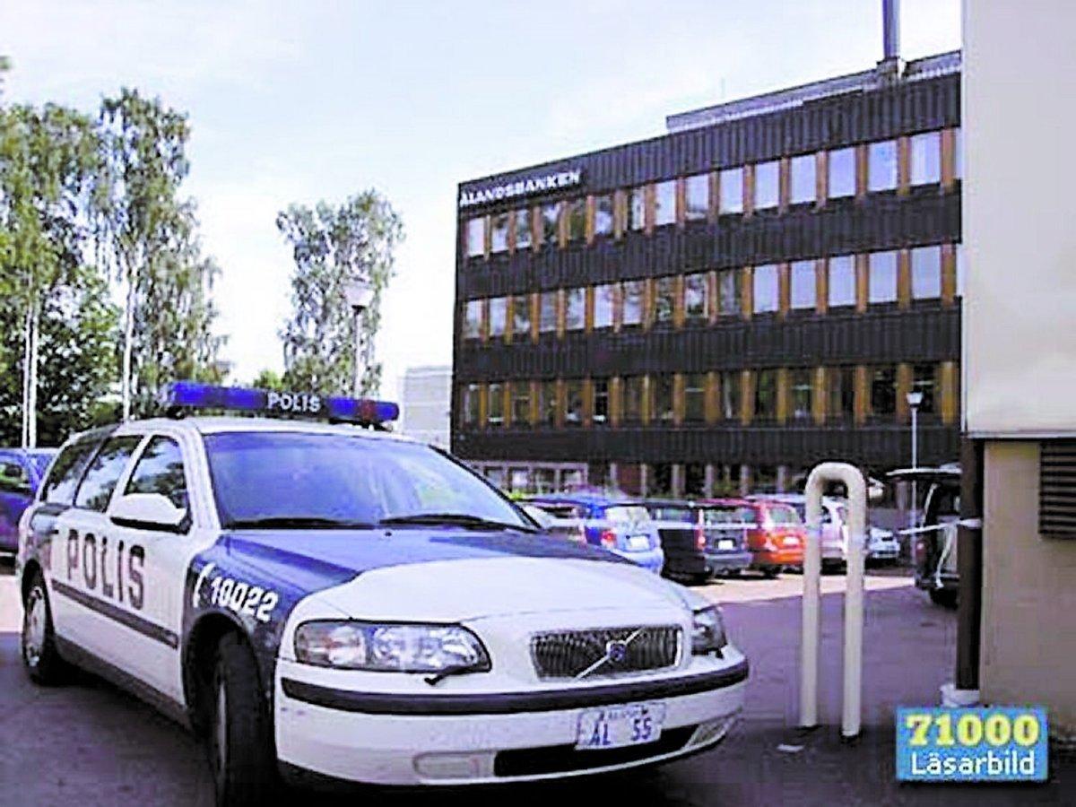 Den gripne svensken är misstänkt för att ha rånat en värdetransport på Åland.