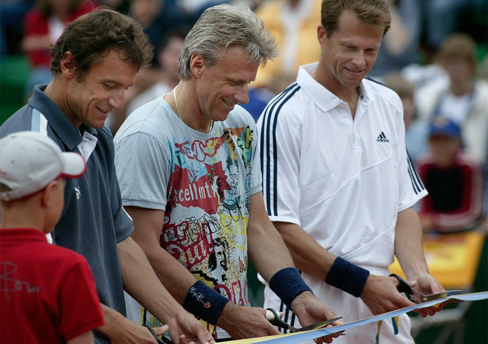 Mats Wilander, Björn Borg och Stefan Edberg inviger Swedish Open och samtidigt de första spelarna i svenska ”Tennis Hall of Fame”. Året var 2003.