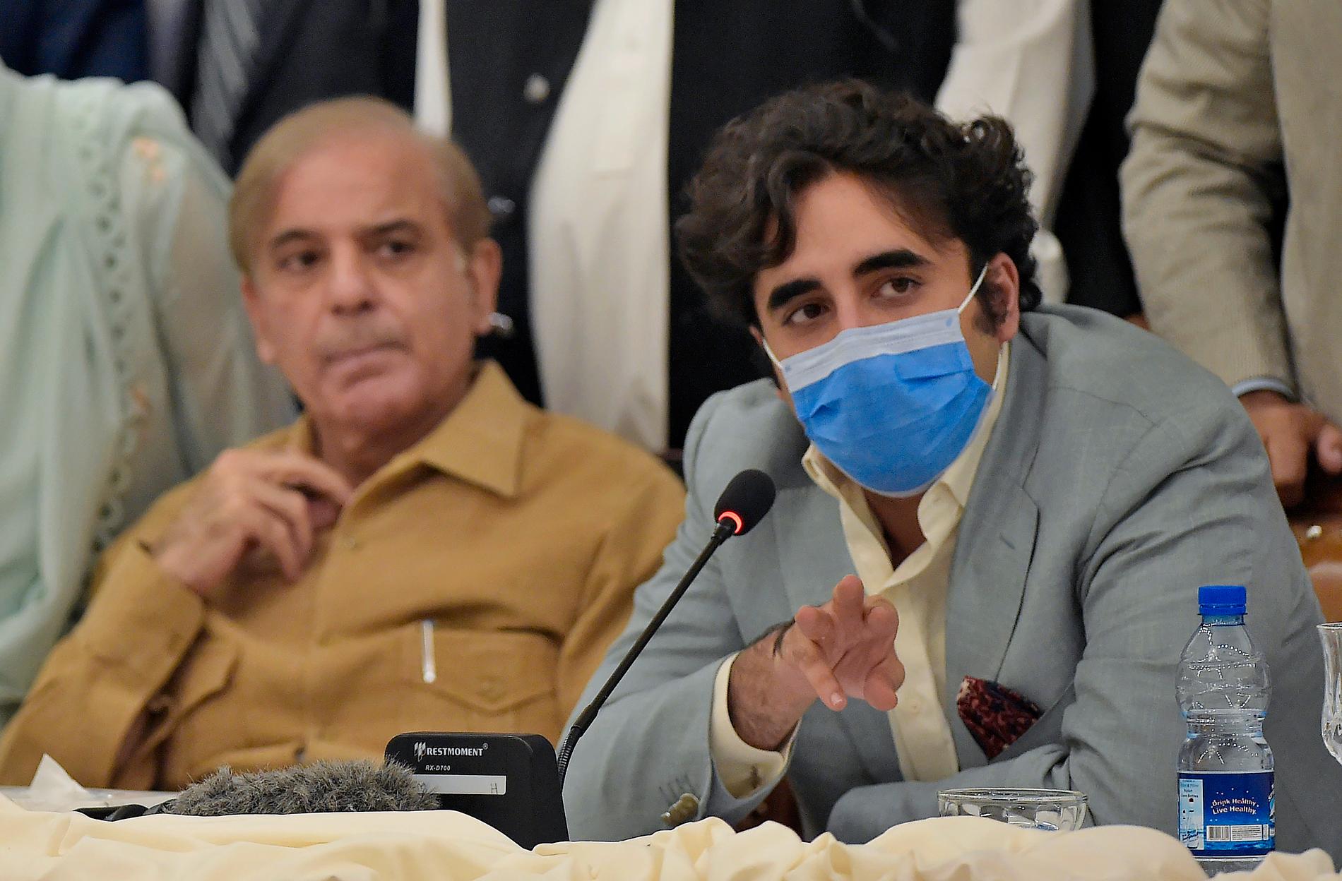 Två av Pakistans oppositionsledare, Bilawal Bhutto Zardari (höger) och Shahbaz Sharif, vid en presskonferens på söndagen.