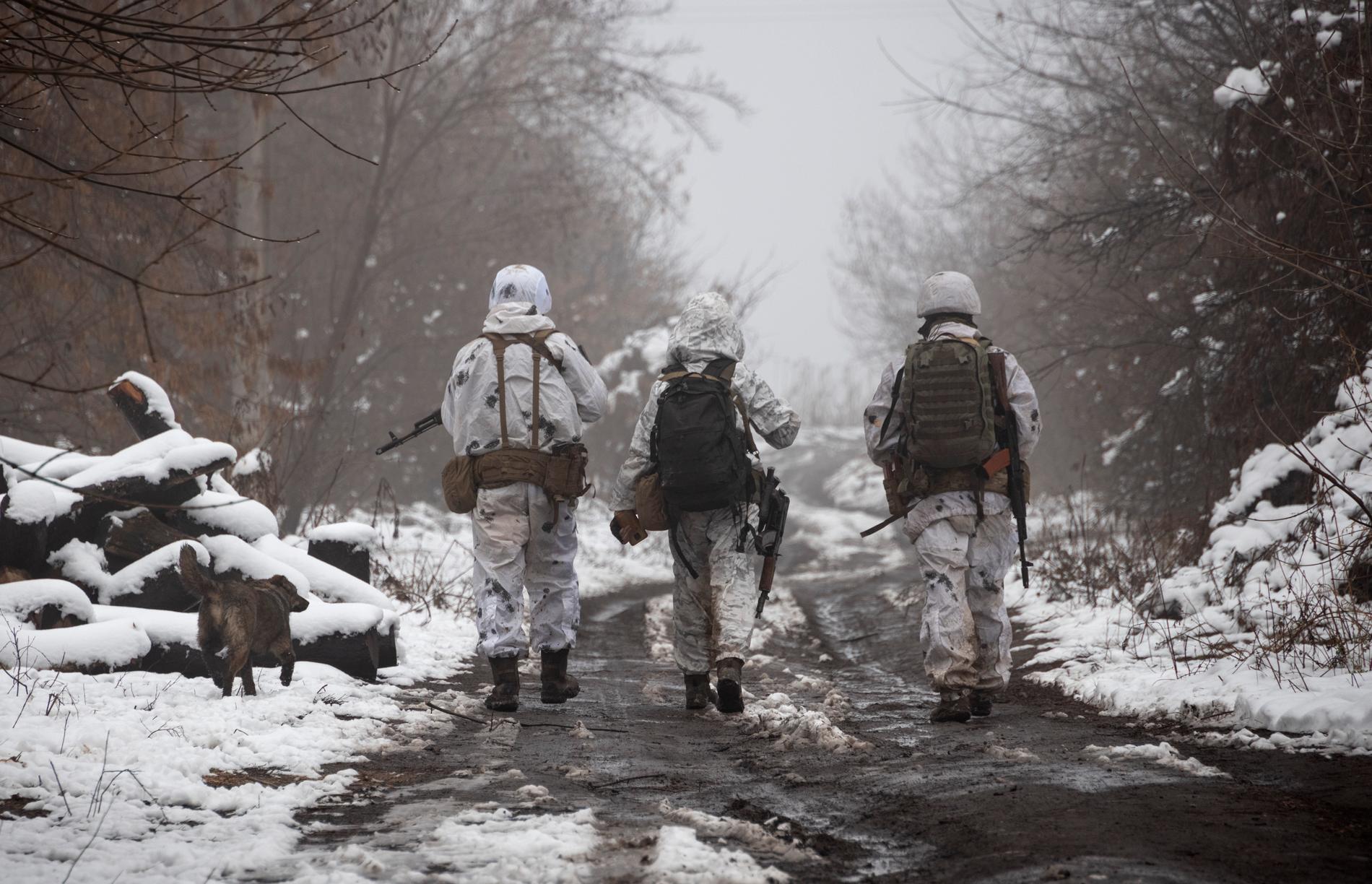 Ukrainska soldater vid linjen som skiljer dem från pro-ryska separatister i Donetsk, östra Ukraina.