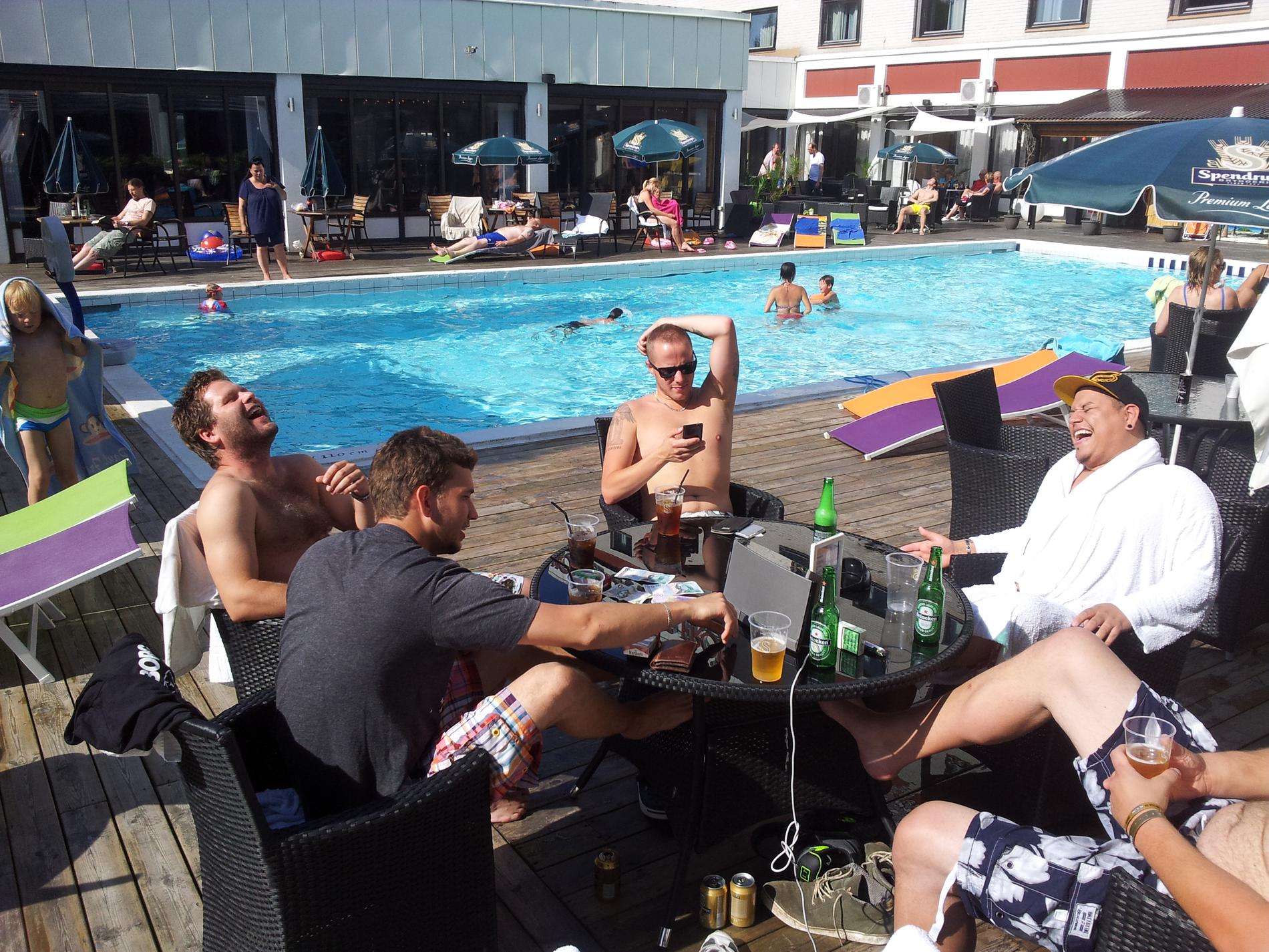 Grabbgänget åkte från Göteborg till Karlstad och tog in på hotell med pool och poolbar. "Hotellet gjorde halva resan. Vi hade kul som ni säkert ser på bilden", skriver Martin Hermansson.