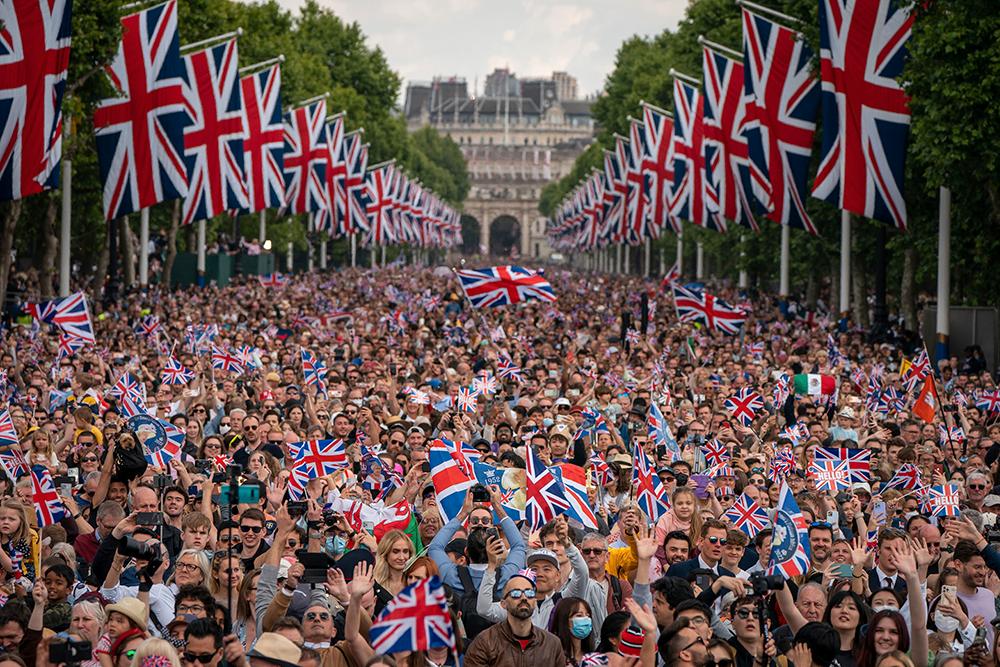 Hundratusentals människor kommer att fylla gatorna i London under kung Charles kröning. Så här såg det ut vid The Mall, vid Buckingham Palace, vid drottning Elizabeths platinajubileum. 