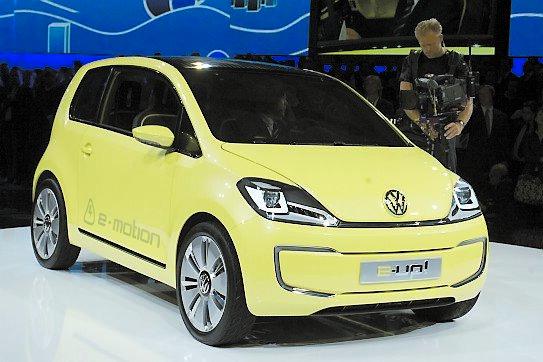 VW E-UP! Den elektriska VW Up ska börja byggas 2013 med elmotor fram och 240 kg batterier under golvet. Toppfarten är 135 km/tim och räckvidden max 130 km. VW räknar med att bygga 500–1 000 bilar per år, priset runt 250 000 kronor.