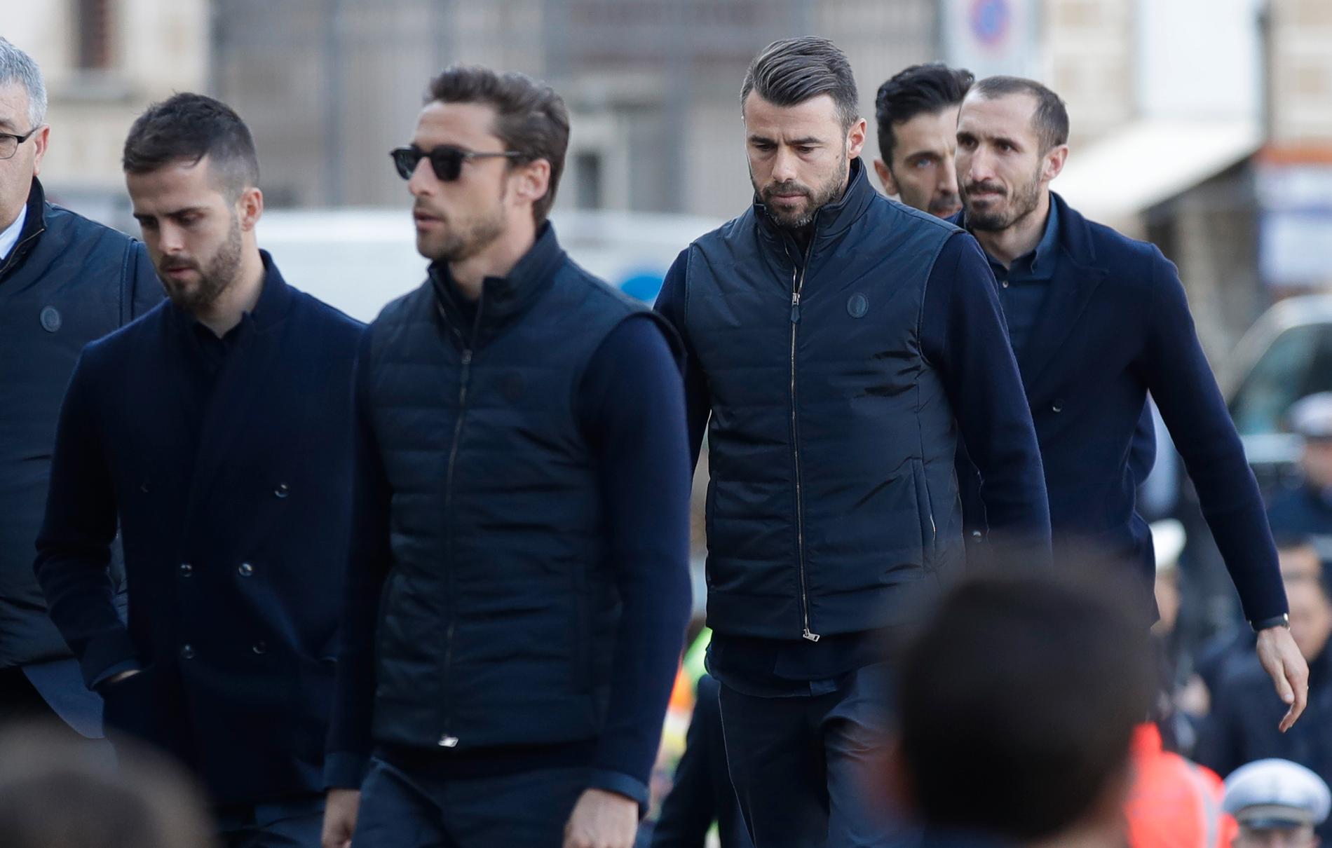 Juventusspelarna anländer – bland annat Chiellini längst till höger.