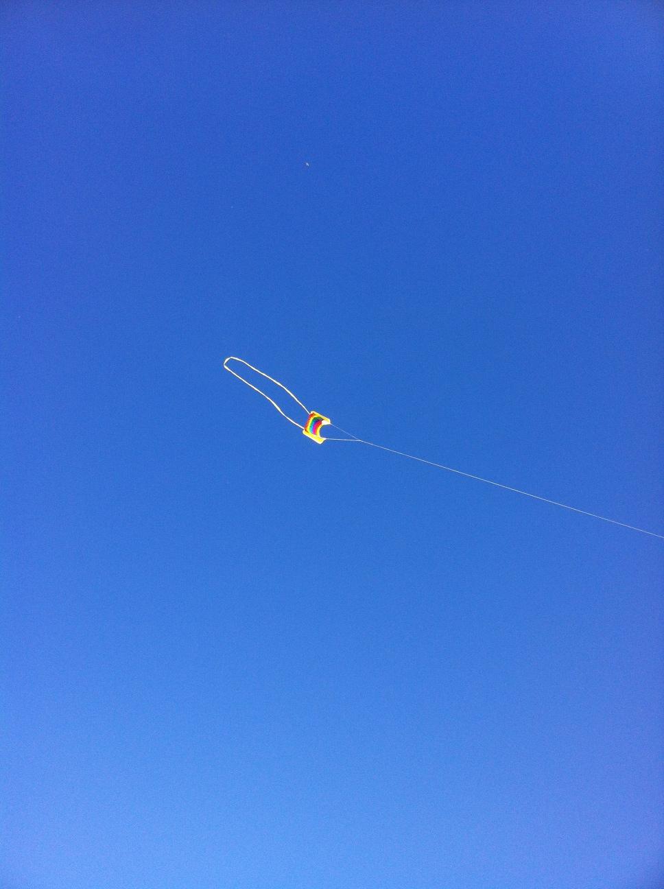 Drakflygning mot en underbart blå himmel i Mossbystrand.