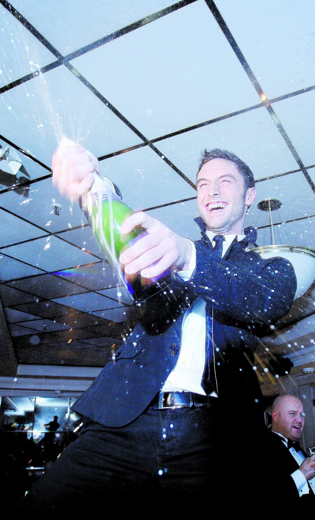 Zelmerlöw bubblade av glädje och sprutade champagne omkring sig på efterfesten.