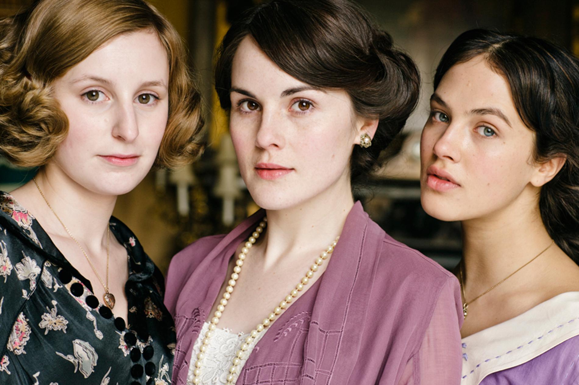 Laura Carmichael som Lady Edith Crawley, Michelle Dockery som Lady Mary Crawley och Jessica Brown-Findlay som Lady Sybil Crawley.