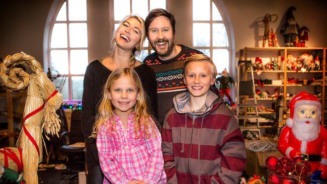 Cecilia Forss, Henrik Johansson, Maja Söderström och Adrian Macéus utgör familjen Storm i den nya julkalendern.