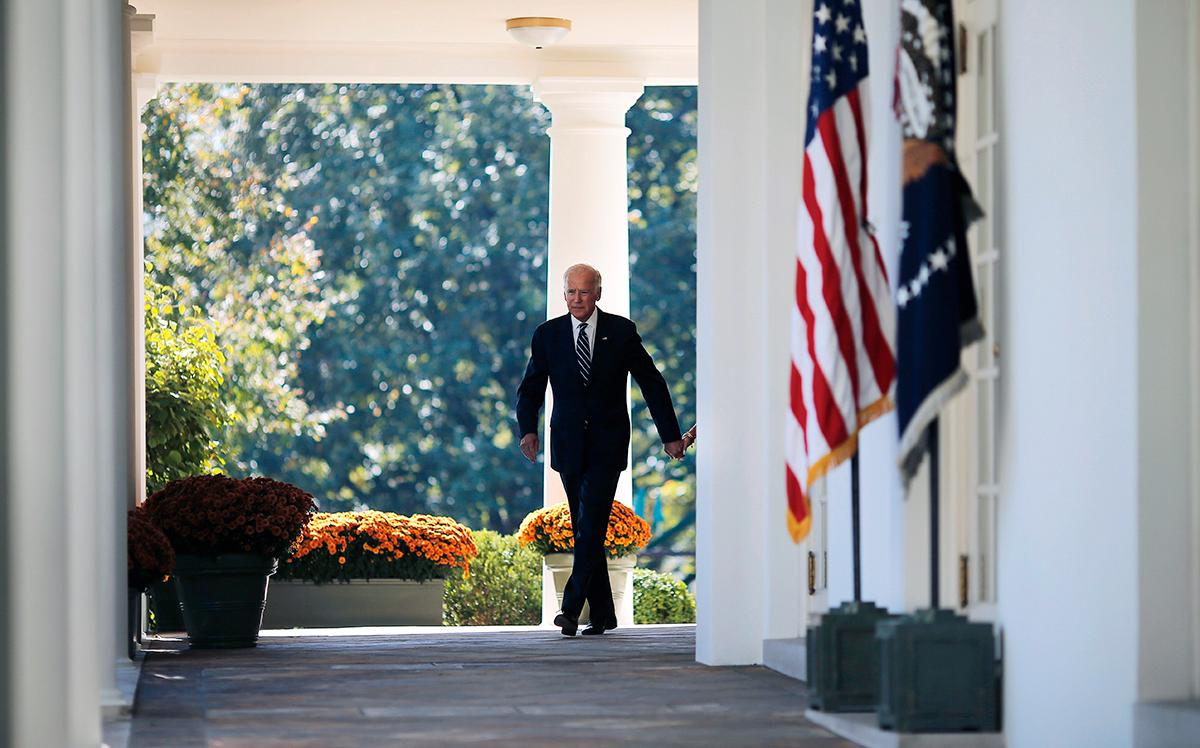 Washington, USA: Vicepresident Joe Biden lämnar ovala rummet i Vita huset för att möta pressen utanför och berätta att han inte ställer upp som demokraternas presidentkandidat. Tätt bakom sig följer hans fru, vars hand han håller, och president Obama.